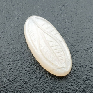 Kamień księżycowy biały kaboszon carving 23x11 mm nr 226