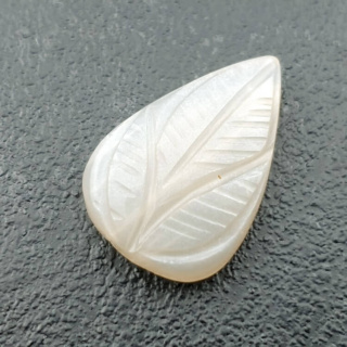 Kamień księżycowy biały kaboszon carving 23x16 mm nr 228