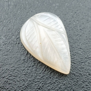 Kamień księżycowy biały kaboszon carving 23x16 mm nr 228