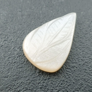 Kamień księżycowy biały kaboszon carving 23x16 mm nr 259
