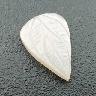 Kamień księżycowy biały kaboszon carving 23x16 mm nr 259