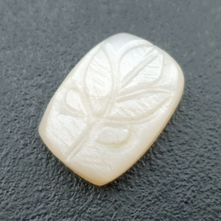 Kamień księżycowy biały kaboszon carving 23x16 mm nr 263