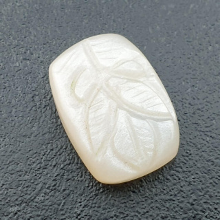 Kamień księżycowy biały kaboszon carving 23x16 mm nr 263