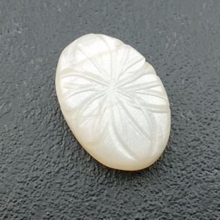 Kamień księżycowy biały kaboszon carving 23x16 mm nr 283