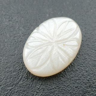 Kamień księżycowy biały kaboszon carving 23x17 mm nr 245