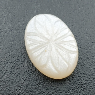 Kamień księżycowy biały kaboszon carving 23x17 mm nr 245