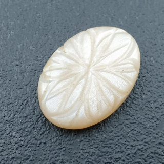 Kamień księżycowy biały kaboszon carving 23x17 mm nr 254
