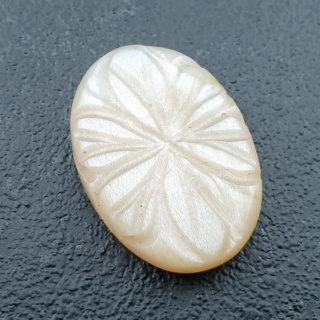 Kamień księżycowy biały kaboszon carving 23x17 mm nr 254