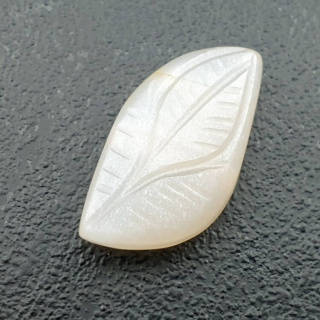 Kamień księżycowy biały kaboszon carving 24x13 mm nr 277