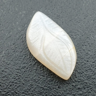 Kamień księżycowy biały kaboszon carving 24x13 mm nr 277