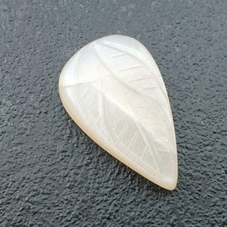 Kamień księżycowy biały kaboszon carving 24x14 mm nr 209