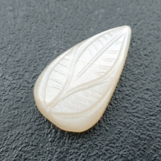 Kamień księżycowy biały kaboszon carving 24x15 mm nr 220