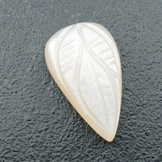 Kamień księżycowy biały kaboszon carving 24x15 mm nr 220