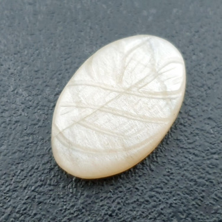 Kamień księżycowy biały kaboszon carving 24x16 mm nr 244