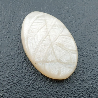 Kamień księżycowy biały kaboszon carving 24x16 mm nr 244