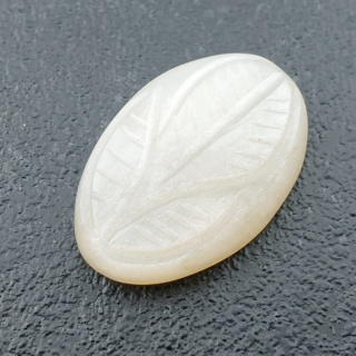 Kamień księżycowy biały kaboszon carving 24x16 mm nr 255