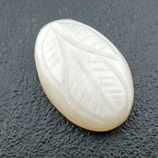 Kamień księżycowy biały kaboszon carving 24x16 mm nr 255