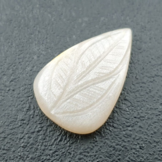Kamień księżycowy biały kaboszon carving 24x16 mm nr 260