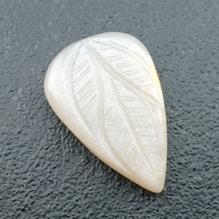 Kamień księżycowy biały kaboszon carving 24x16 mm nr 260