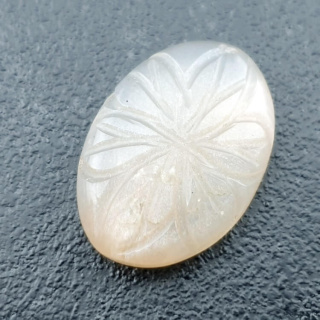 Kamień księżycowy biały kaboszon carving 24x17 mm nr 207