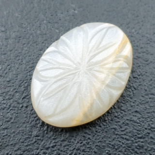 Kamień księżycowy biały kaboszon carving 24x17 mm nr 235