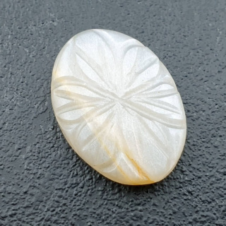 Kamień księżycowy biały kaboszon carving 24x17 mm nr 235