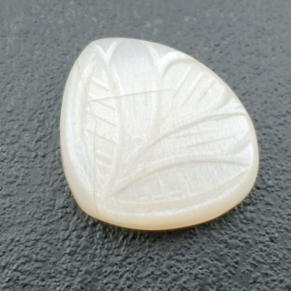 Kamień księżycowy biały kaboszon carving 24x21 mm nr 215