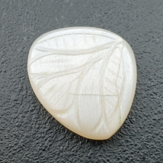 Kamień księżycowy biały kaboszon carving 24x21 mm nr 215