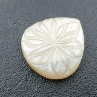 Kamień księżycowy biały kaboszon carving 24x22 mm nr 268