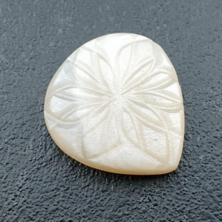 Kamień księżycowy biały kaboszon carving 24x22 mm nr 268