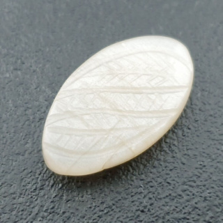 Kamień księżycowy biały kaboszon carving 25x15 mm nr 270