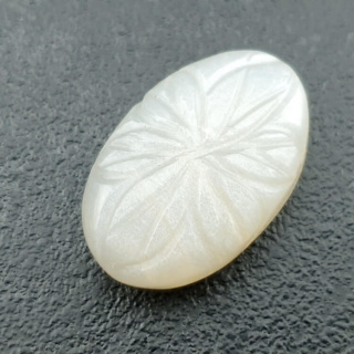 Kamień księżycowy biały kaboszon carving 25x16 mm nr 252
