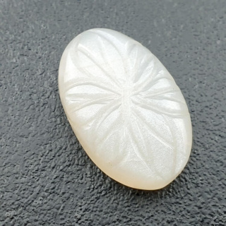 Kamień księżycowy biały kaboszon carving 25x16 mm nr 252
