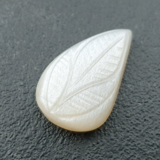 Kamień księżycowy biały kaboszon carving 25x16 mm nr 286