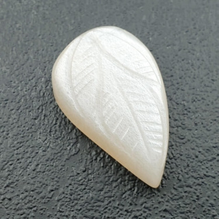 Kamień księżycowy biały kaboszon carving 25x16 mm nr 286
