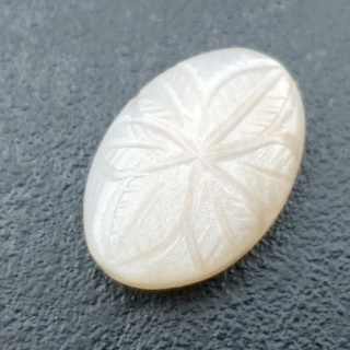 Kamień księżycowy biały kaboszon carving 25x17 mm nr 219