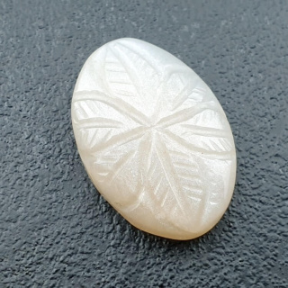 Kamień księżycowy biały kaboszon carving 25x17 mm nr 219