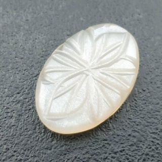 Kamień księżycowy biały kaboszon carving 25x17 mm nr 258