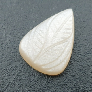 Kamień księżycowy biały kaboszon carving 25x18 mm nr 208