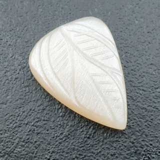 Kamień księżycowy biały kaboszon carving 25x18 mm nr 208