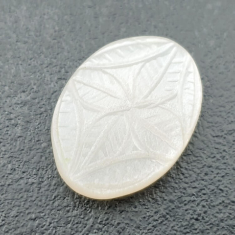 Kamień księżycowy biały kaboszon carving 25x18 mm nr 210 Kamień księżycowy biały kaboszon carving 25x18 mm nr 210