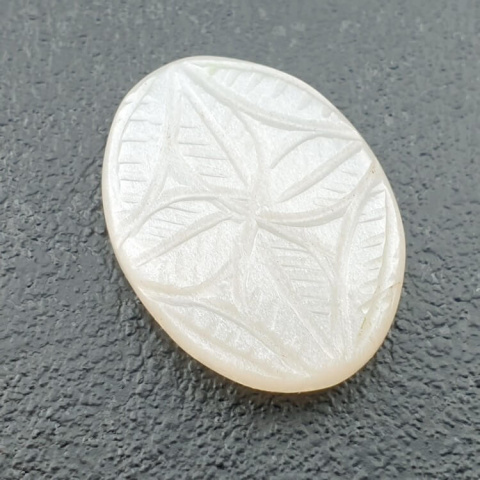 Kamień księżycowy biały kaboszon carving 25x18 mm nr 210 Kamień księżycowy biały kaboszon carving 25x18 mm nr 210