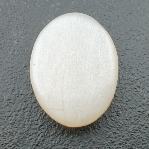 Kamień księżycowy biały kaboszon carving 25x18 mm nr 210 Kamień księżycowy biały kaboszon carving 25x18 mm nr 210