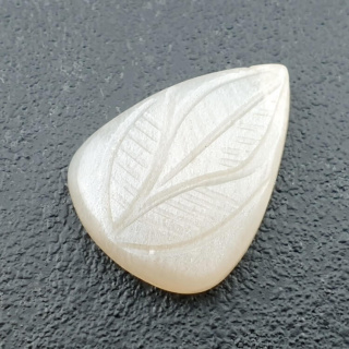 Kamień księżycowy biały kaboszon carving 25x18 mm nr 222