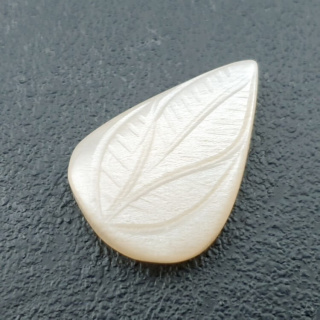 Kamień księżycowy biały kaboszon carving 25x18 mm nr 284