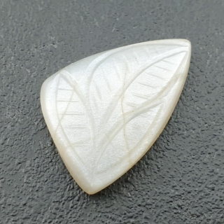 Kamień księżycowy biały kaboszon carving 25x19 mm nr 233