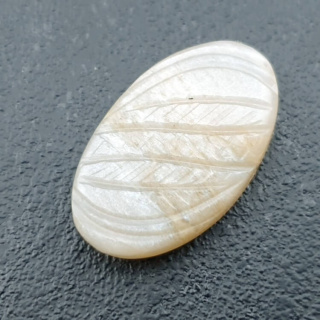 Kamień księżycowy biały kaboszon carving 26x16 mm nr 237