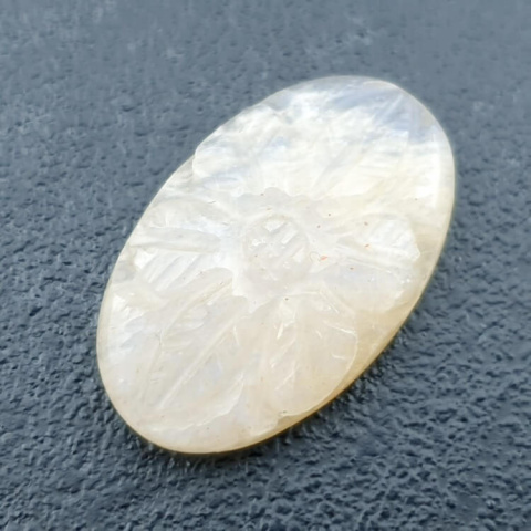 Kamień księżycowy biały kaboszon carving 26x16 mm nr 249 Kamień księżycowy biały kaboszon carving 26x16 mm nr 249