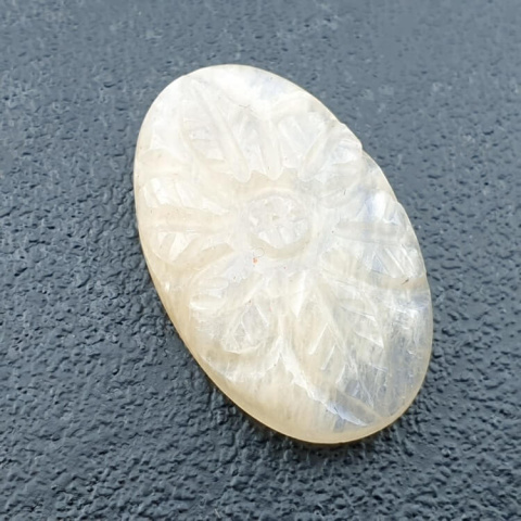 Kamień księżycowy biały kaboszon carving 26x16 mm nr 249 Kamień księżycowy biały kaboszon carving 26x16 mm nr 249