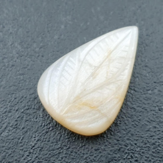 Kamień księżycowy biały kaboszon carving 26x17 mm nr 273